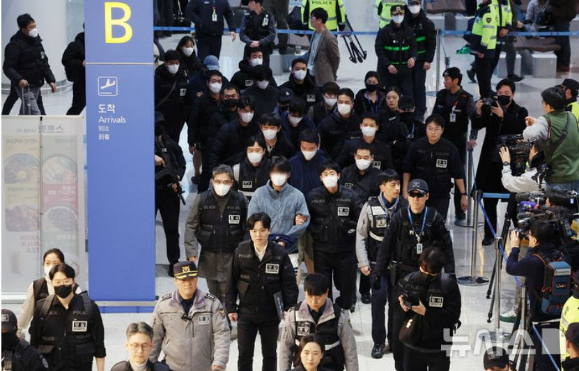 캄보디아를 거점으로 대규모 스캠 범죄를 저지른 한국 국적 피의자 73명이 1월 23일 인천국제공항 2터미널을 통해 강제 송환되고 있다. 뉴스1
