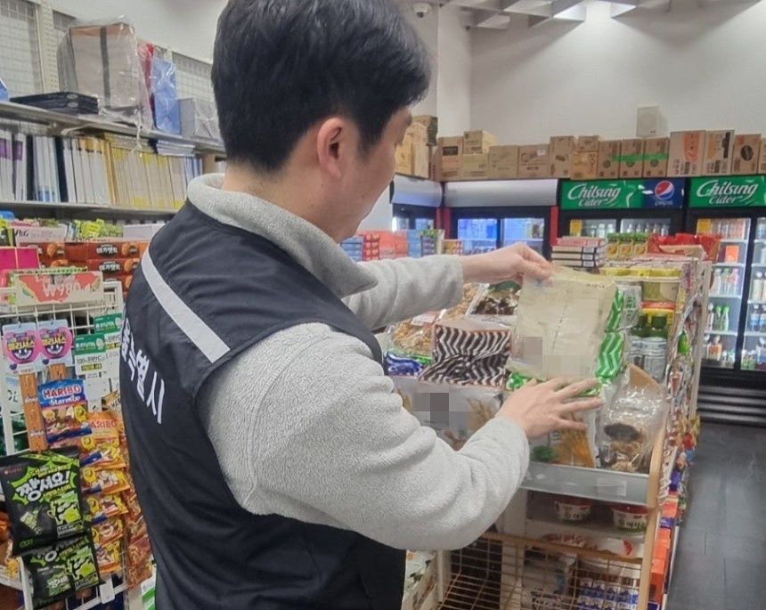 서울시 식품안전단속반의 점검 모습. 사진 서울시