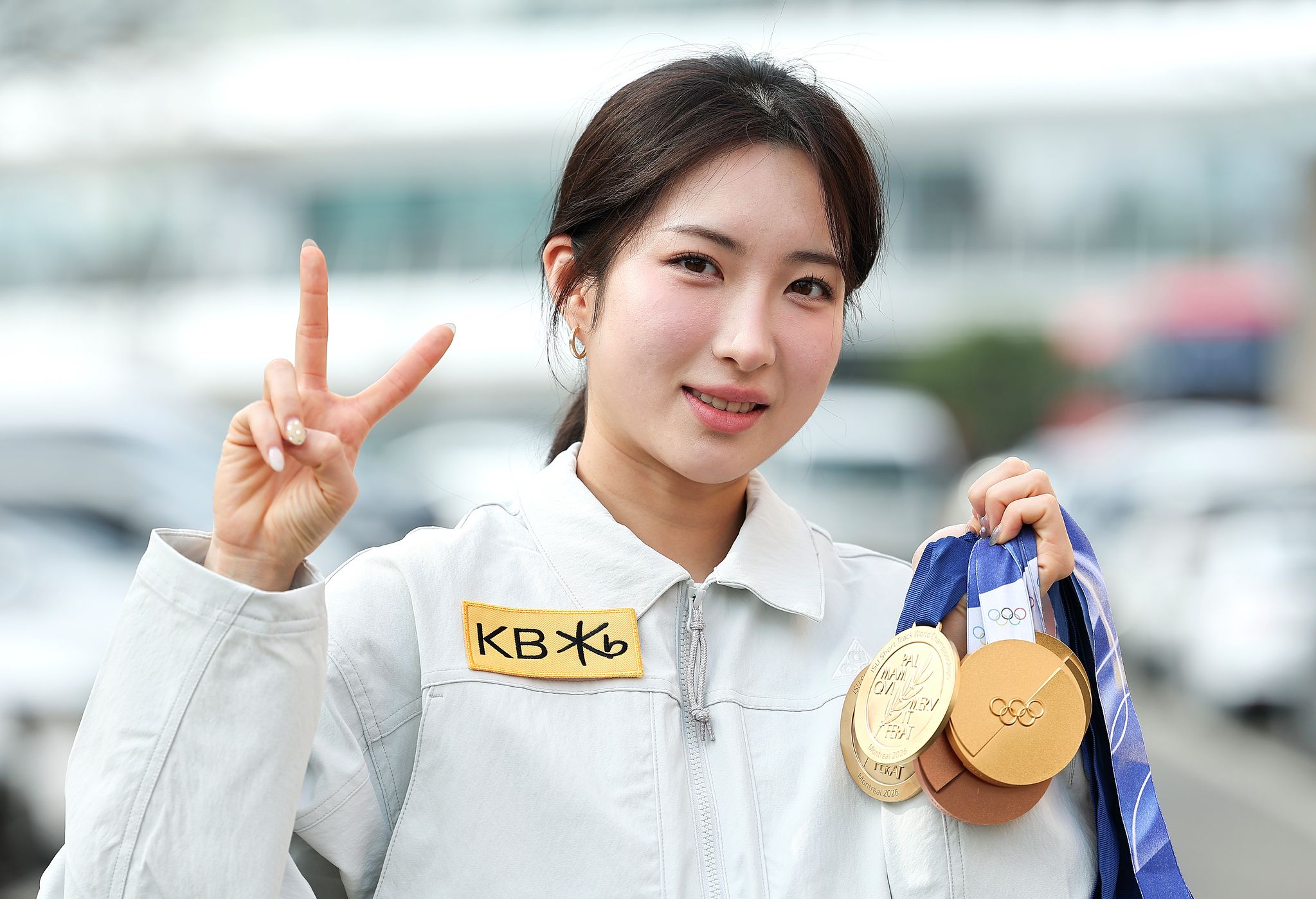 한국 쇼트트랙의 새로운 여제로 떠오른 김길리. 최근 출전한 동계올림픽과 세계선수권에서 따낸 메달을 들어 보이고 있다. 임현동 기자