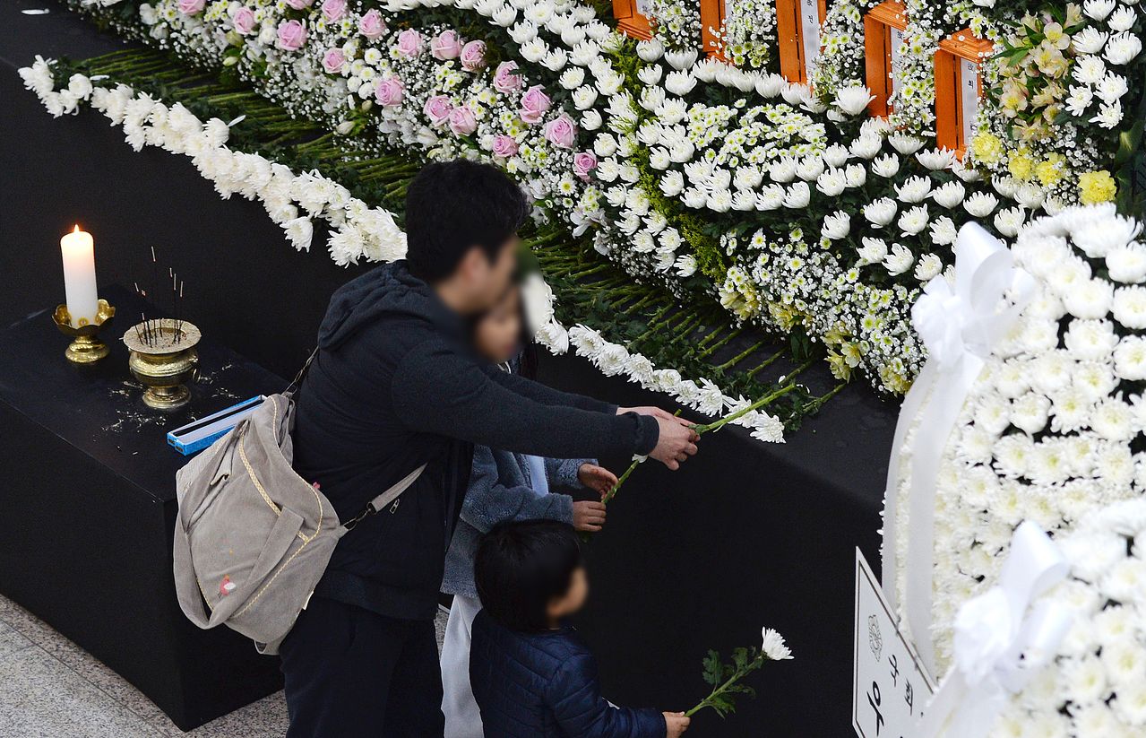 22일 오후 대형화재로 많은 인명 피해가 발생한 대전 안전공업 화재 희생자 합동분향소가 마련된 대전시청에는 고인을 추모하는 조문객의 발길이 이어지고 있다. 김성태 객원기자