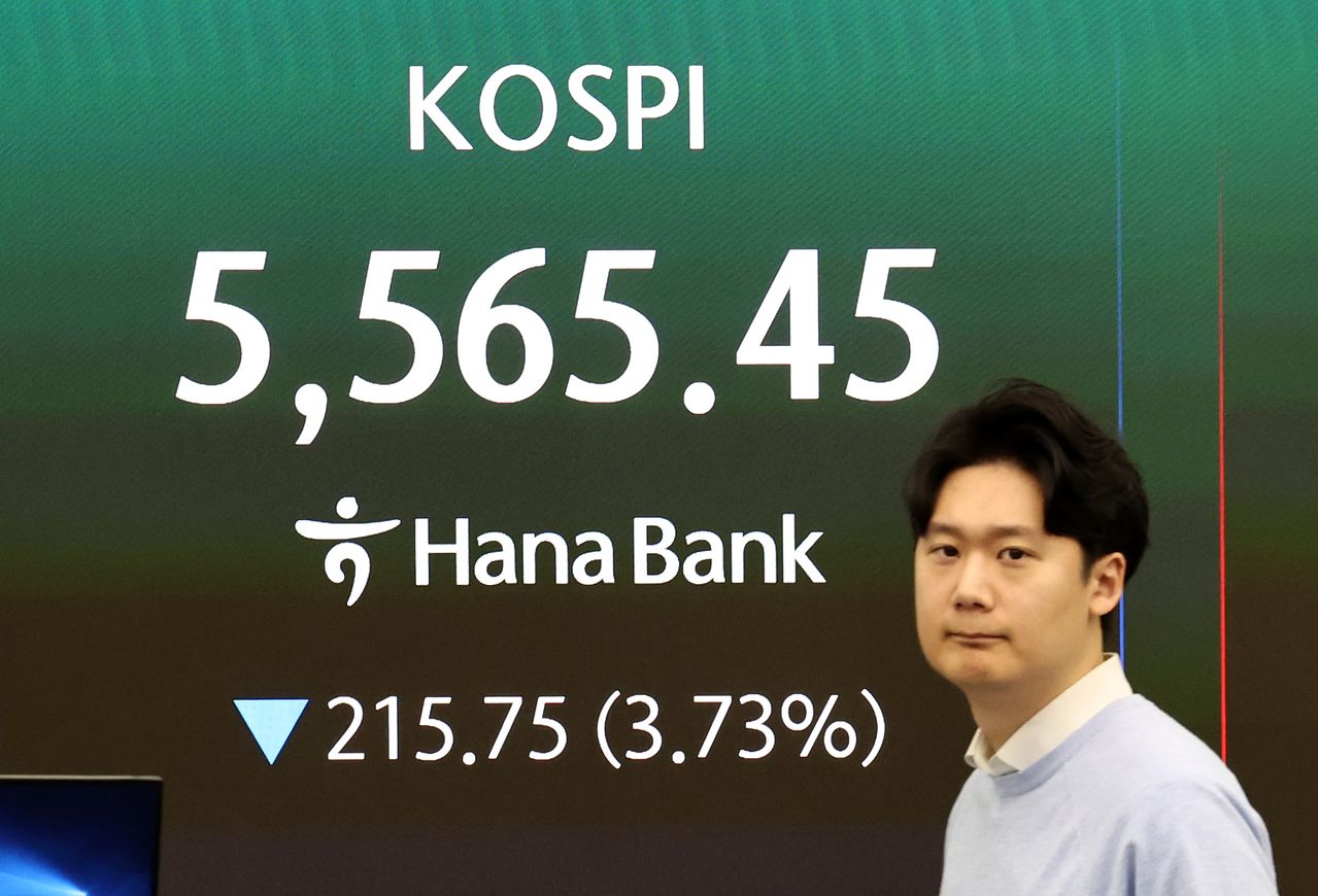 코스피가 장 초반 급락하며 매도 사이드카가 발동된 23일 오전 서울 중구 하나은행 딜링룸 전광판에 증시 시황이 표시되고 있다. 뉴스1