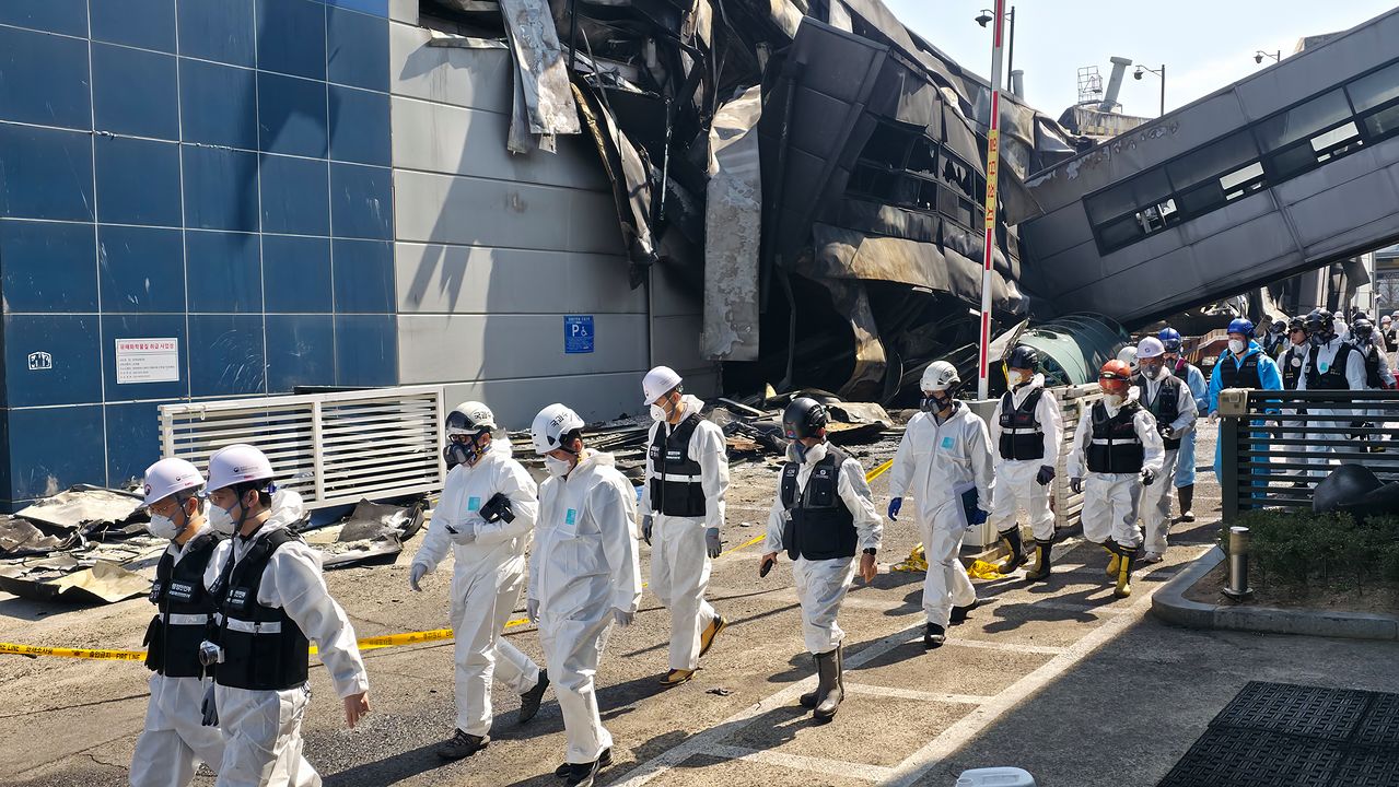 23일 오전 경찰과 소방, 노동 등으로 구성된 60여 명의 합동감식반이 화재가 발생한 대전 안전공업㈜ 공장에서 감식을 하고 있다. 김성태 객원기자 