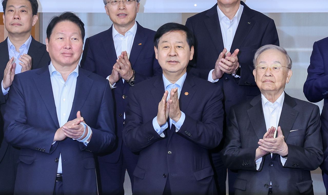 최태원 대한상공회의소 회장(앞줄 왼쪽부터), 구윤철 경제부총리 겸 재정경제부 장관, 손경식 한국경영자총협회장이 지난 12일 서울 중구 대한상의에서 '기업혁신 지원 민관협의체 킥오프 회의'에 앞서 기념 촬영을 하고 있다. 뉴스1