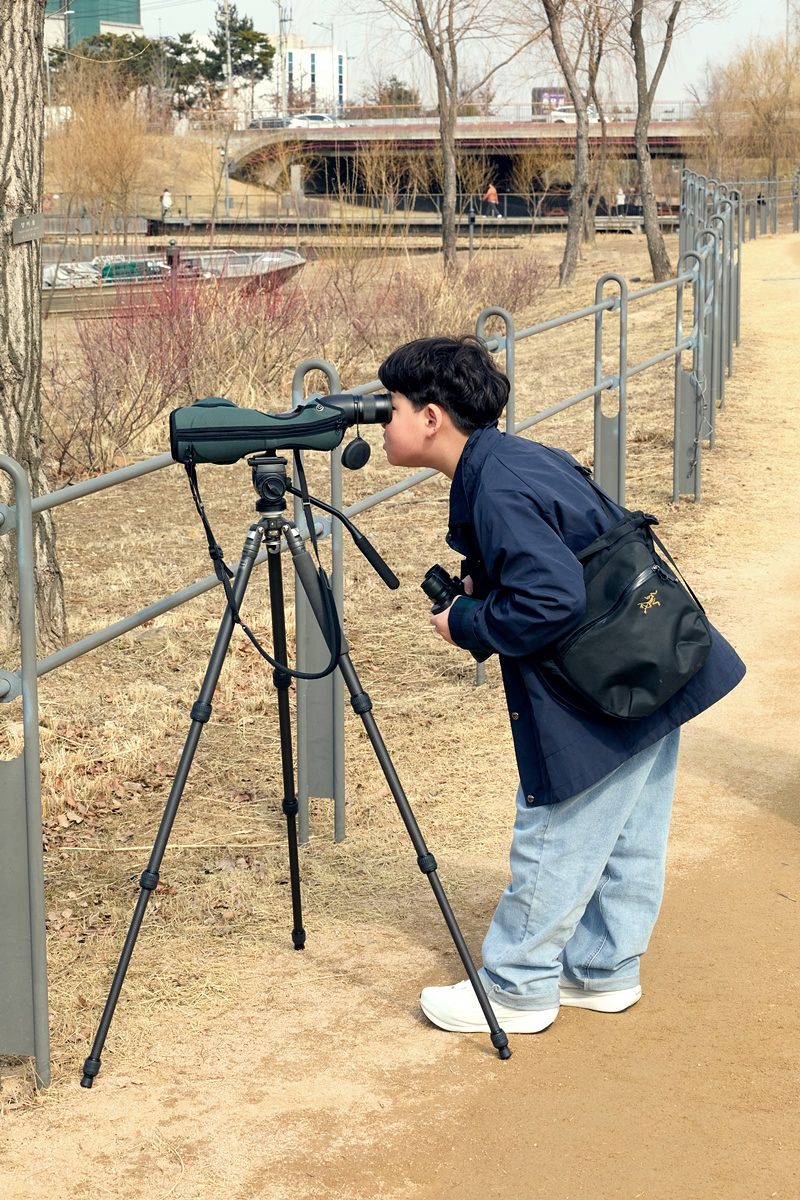 필드스코프로 왜가리를 탐조 중인 방채원 학생기자. 
