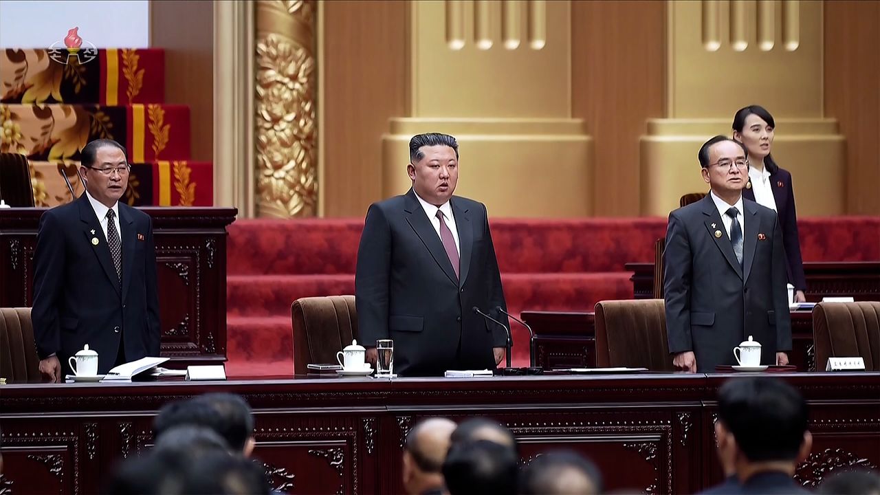 북한이 지난 22일 평양에서 최고인민회의 제15기 제1차 회의를 열고 김정은을 국무위원장으로 재추대하고 조용원을 최고인민회의 의장으로 선출했다고 조선중앙TV가 23일 보도했다. 조선중앙TV=연합뉴스