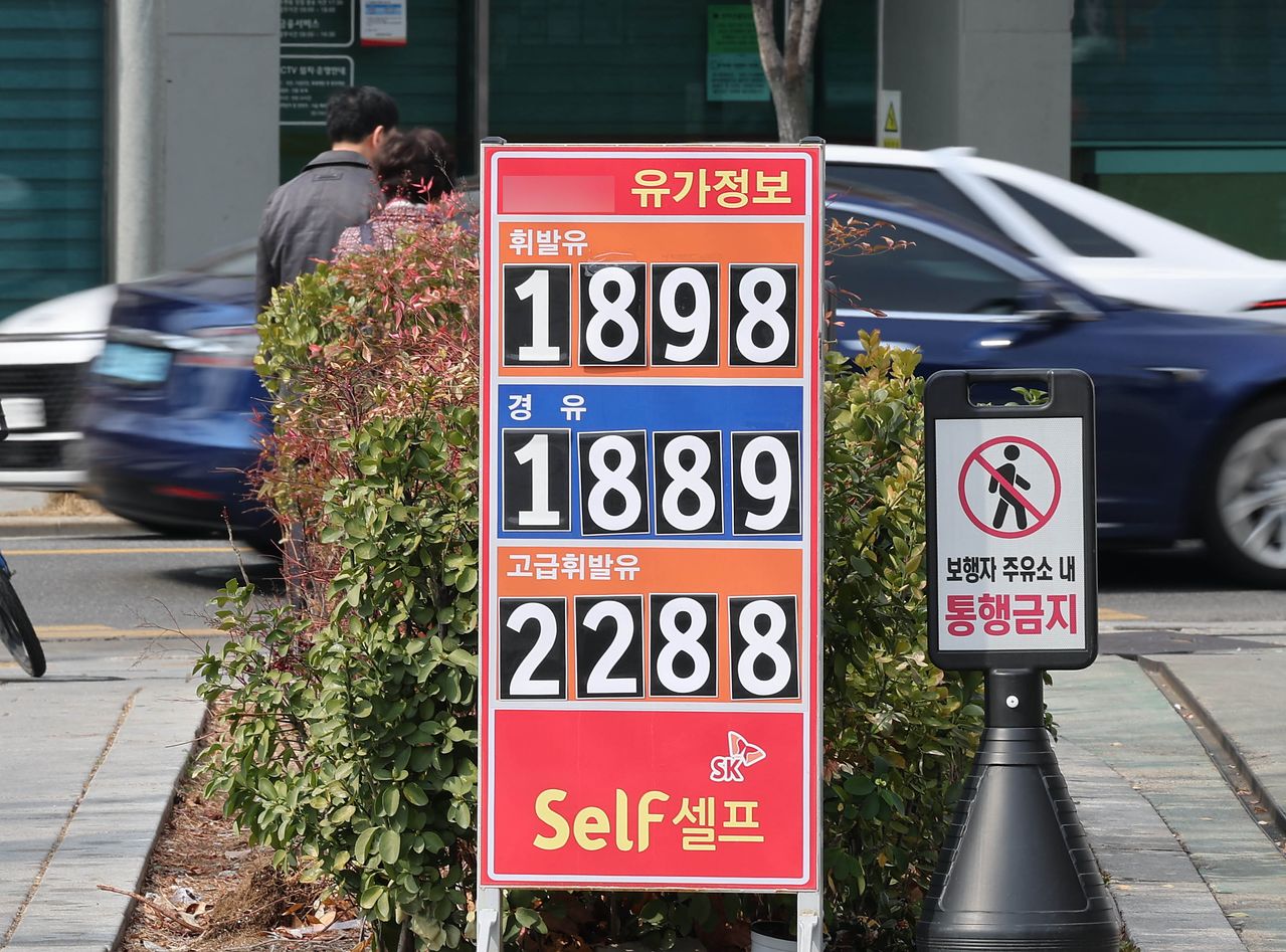 22일 서울 시내 한 주유소 앞에 유가가 게시돼 있다. 한국석유공사 유가정보시스템 오피넷에 따르면 3월 셋째 주(15~19일) 전국 주유소 휘발유 평균 판매가는 지난주보다 ℓ당 72.3원 내린 1829.3원이었다. 경유 평균 판매 가격은 전주 대비 96.5원 하락해 1828.0원을 기록하며 큰 낙폭을 보였다. 연합뉴스