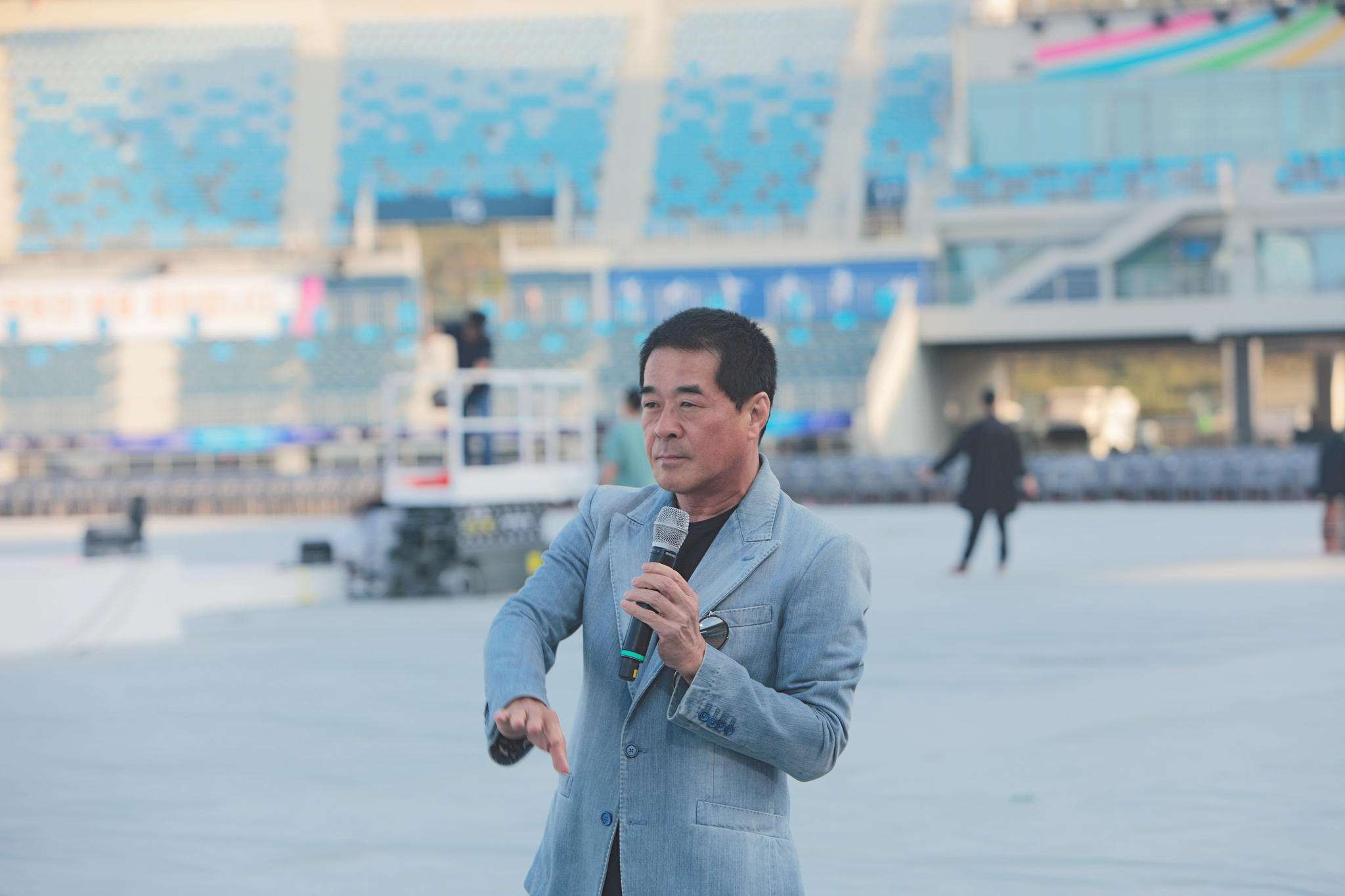 박명성 신시컴퍼니 대표가 지난 2023년 전남에서 열린 제104회 전국체전의 개폐회식 현장을 지휘하고 있다. 사진 신시컴퍼니