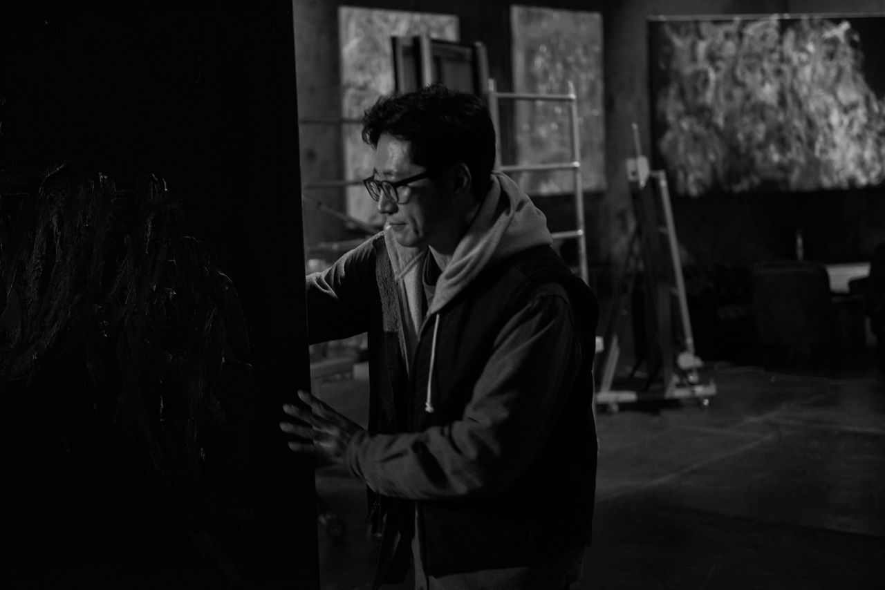 자신의 감정을 이해하는 과정인 그림 작업에 몰두한 박 작가.