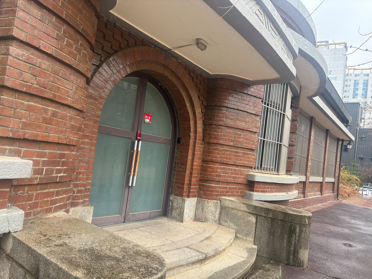 경북대 의대 해부실습실. 일제강점기 당시인 1931년 지어진 건물이 그대로 사용되고 있다. 사진 경북대 의대