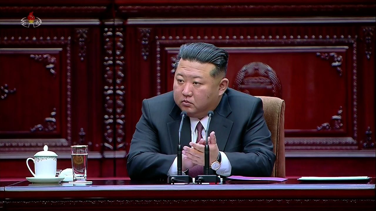 북한이 지난 22일 평양에서 최고인민회의 제15기 제1차 회의를 열고 김정은을 국무위원장으로 재추대하고 조용원을 최고인민회의 의장으로 선출했다고 조선중앙TV가 23일 보도했다. 조선중앙TV=연합뉴스