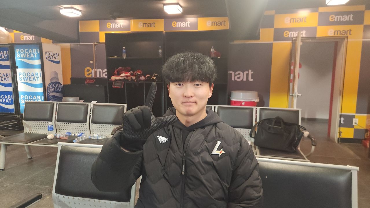 랜더스를 상징하는 'L'자를 그려보이는 SSG 김건우. 인천=김효경 기자