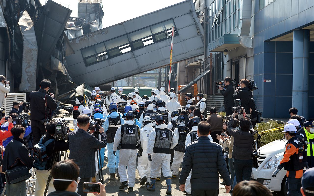 대형화재로 사망과 부상 등 74명의 인명피해가 발생한 대전 안전공업 화재 현장에서 23일 경찰과 소방, 고용노동부, 국과수 요원 등이 합동으로 화재 감식을 실시하고 있다. 김성태 객원기자