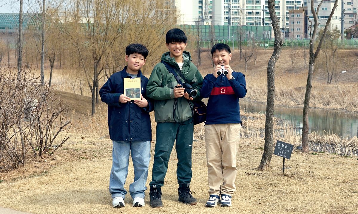 방채원(경기도 판교초 4)·정우빈(경기도 홈스쿨링 6)·구교준(서울 월촌초 5·왼쪽부터) 학생기자가 서울식물원을 찾아 우리나라 텃새와 텃새 탐조에 대해 알아봤다. 