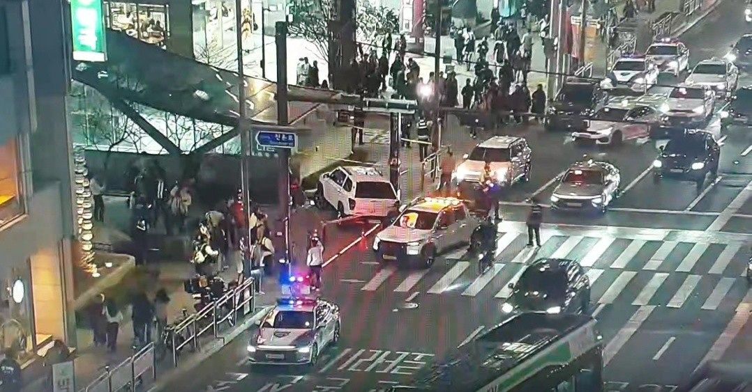 23일 저녁 서울 마포구 홍대입구역 인근에서 발생한 스포츠유틸리티차량(SUV) 인도 돌진 사고 현장 모습. 연합뉴스 