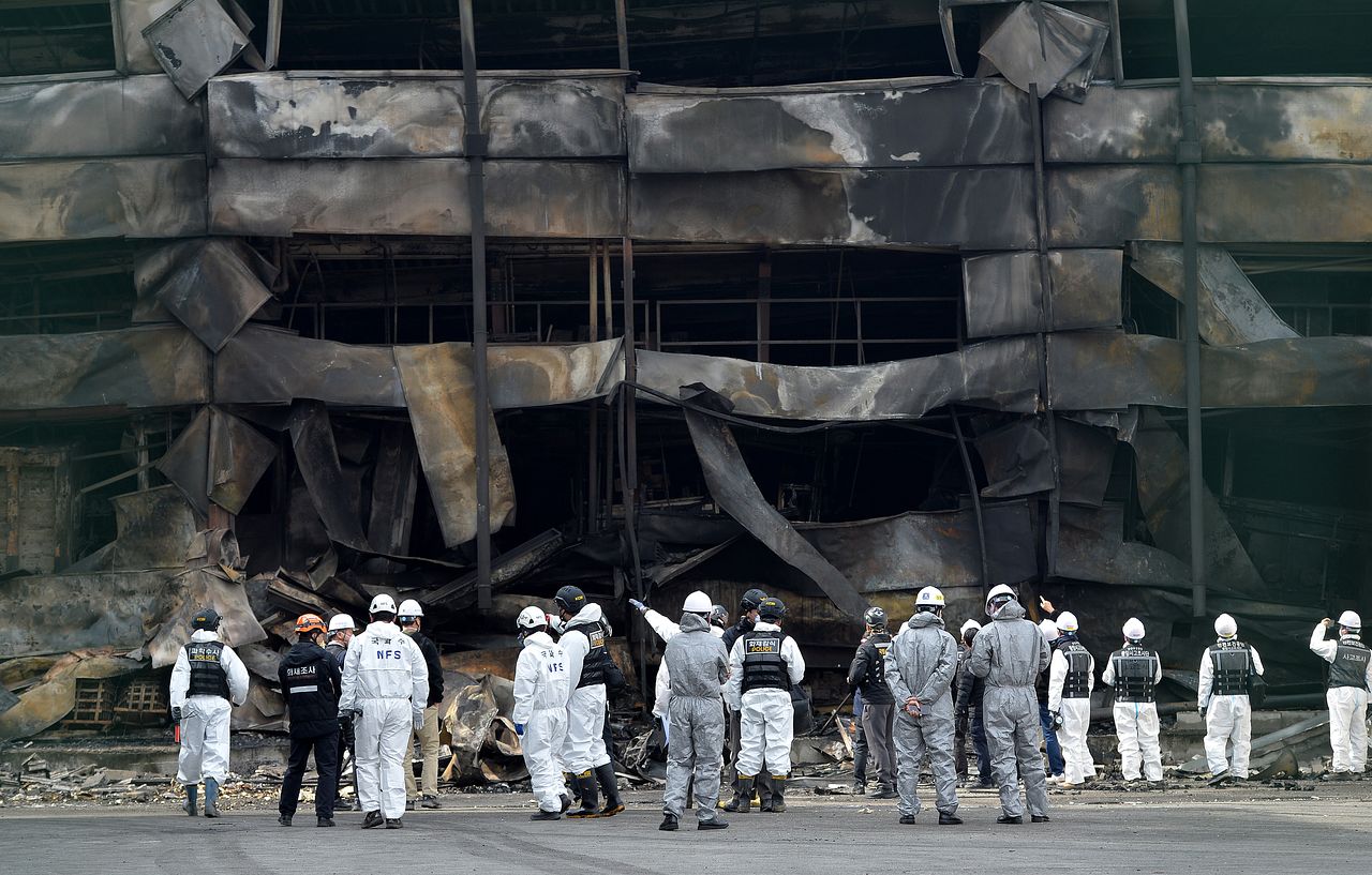 22일 대형화재로 많은 인명 피해가 발생한 대전 대덕산업단지의 한 자동차 부품공장 화재 현장에서 경찰과 소방, 국과수 등 정부 합동으로 화재 조사가 실시되고 있다. 김성태 객원기자