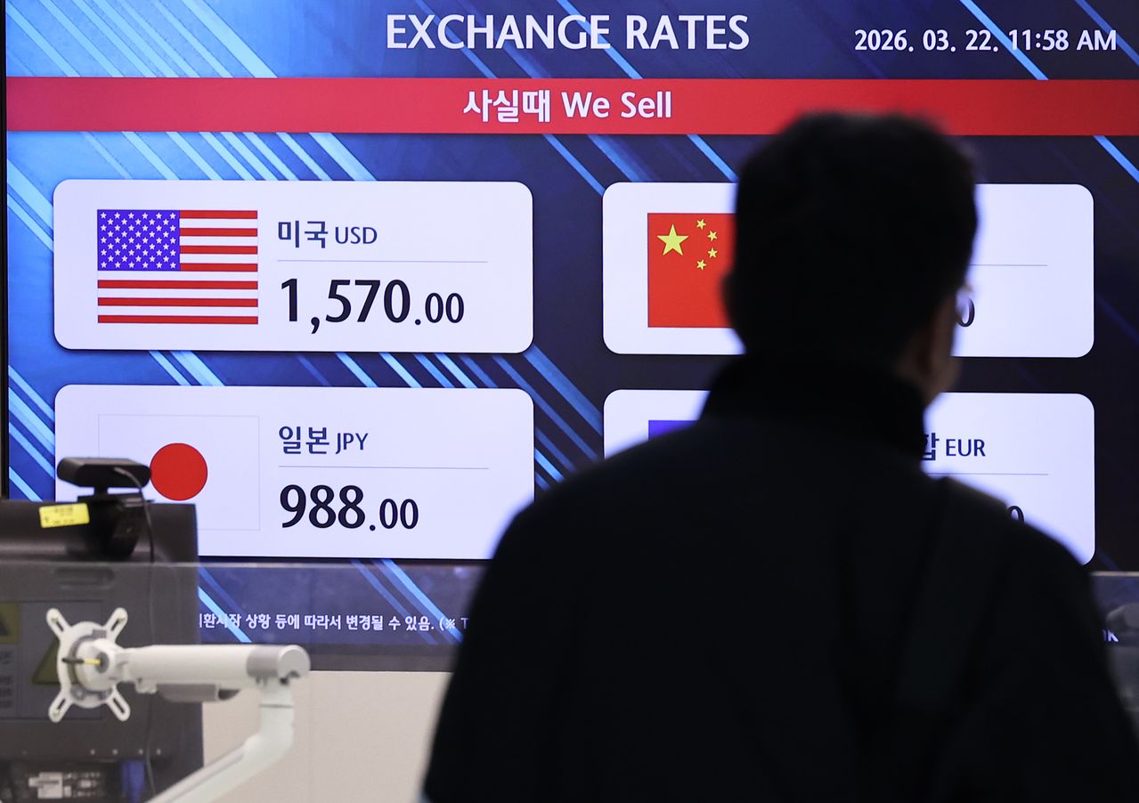 원·달러 환율이 글로벌 금융위기 이후 17년 만에 처음으로 1500원을 돌파하면서 금융시장 전반에 긴장감이 고조되고 있다. 지난 21일 서울 외환시장에 따르면 전날 원·달러 환율은 1500.6원에 마감하며 2거래일 연속 종가 기준 1500원대를 돌파했다.  사진은 22일 인천국제공항의 한 환전소. 뉴스1