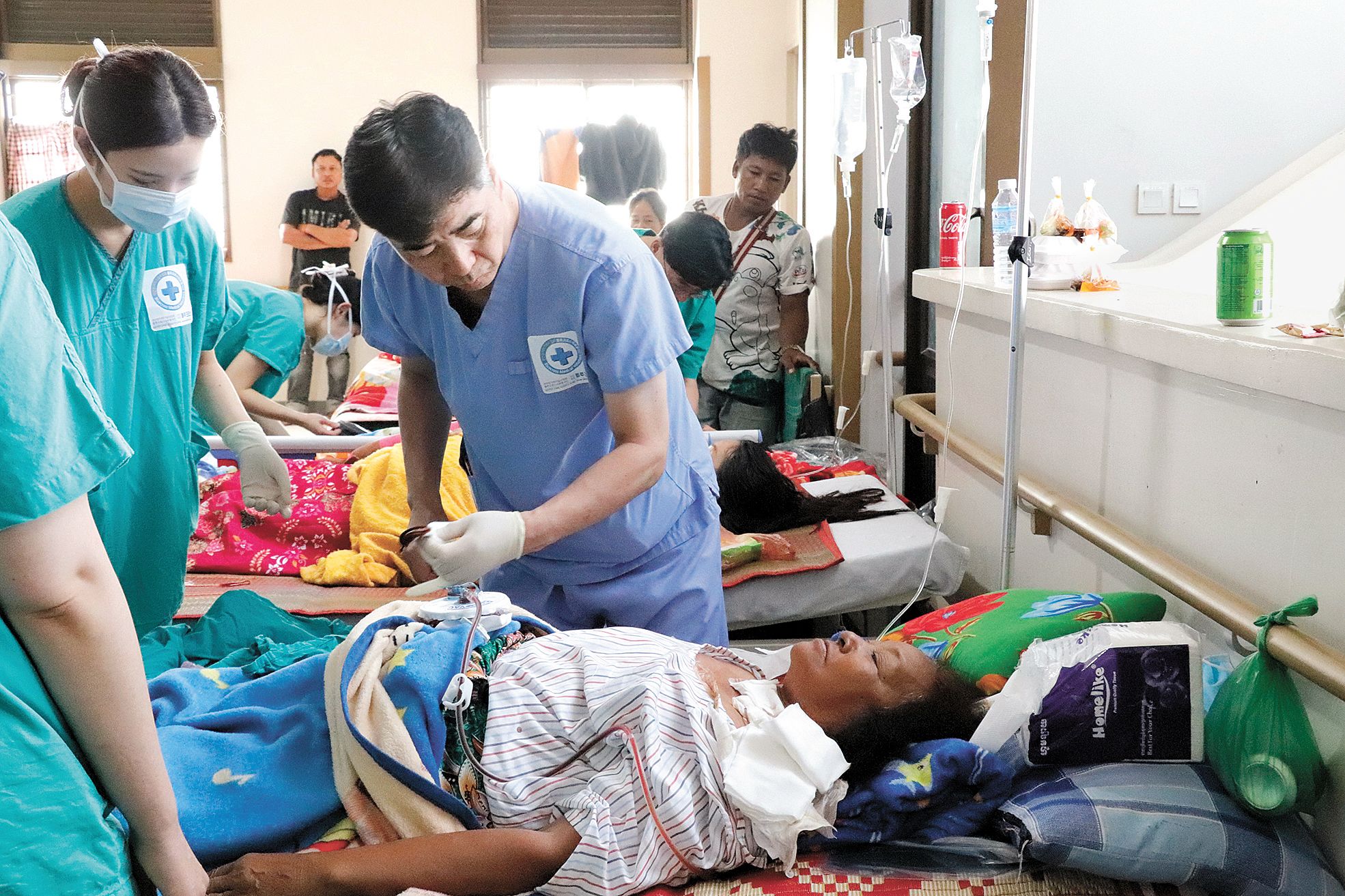 캄보디아에서 수술 후 처치하는 의료진 모습.