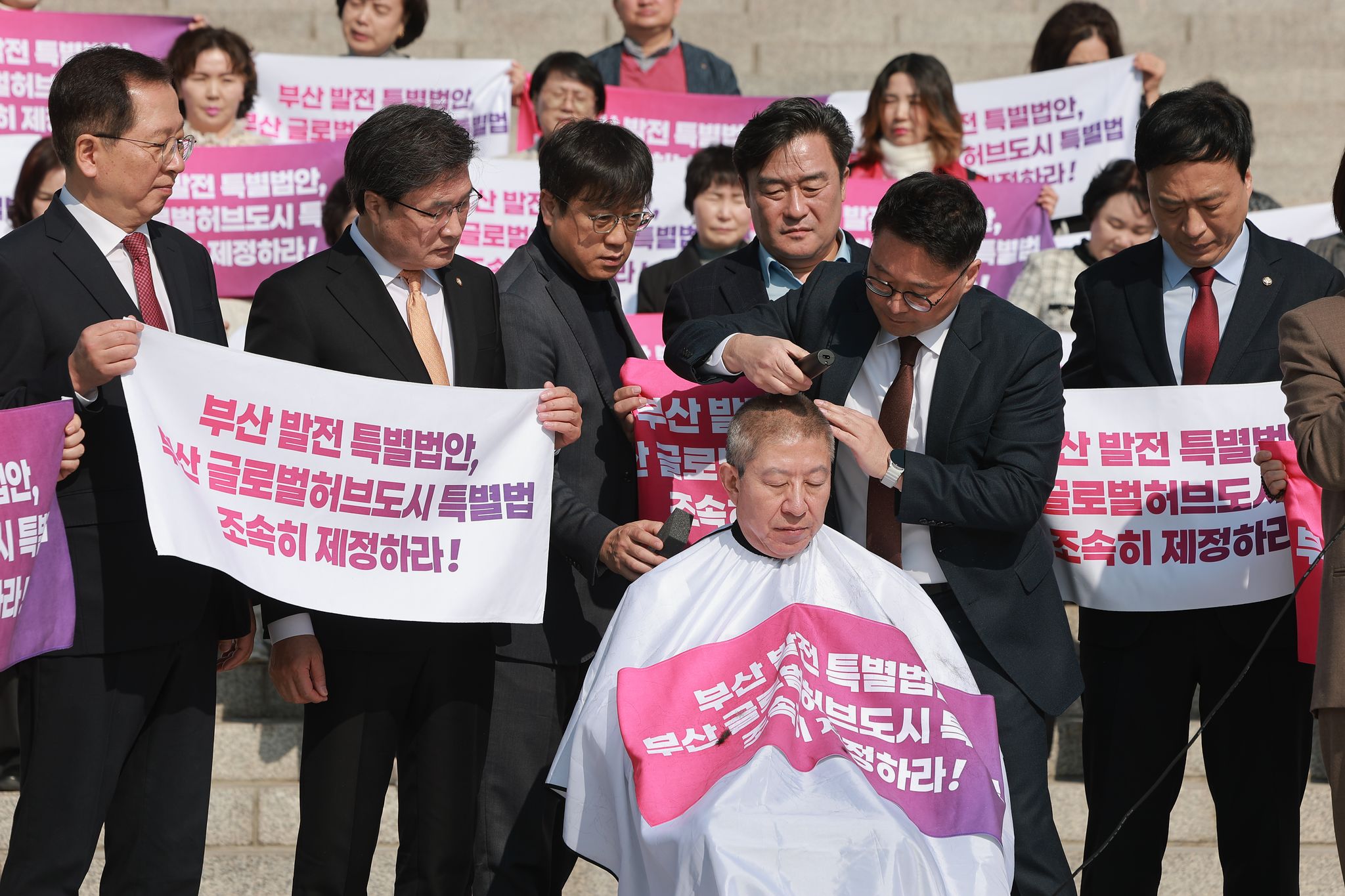 박형준 부산시장이 23일 국회 본청 앞 계단에서 부산 글로벌 허브도시 특별법 제정을 촉구하며 삭발하고 있다. 연합뉴스