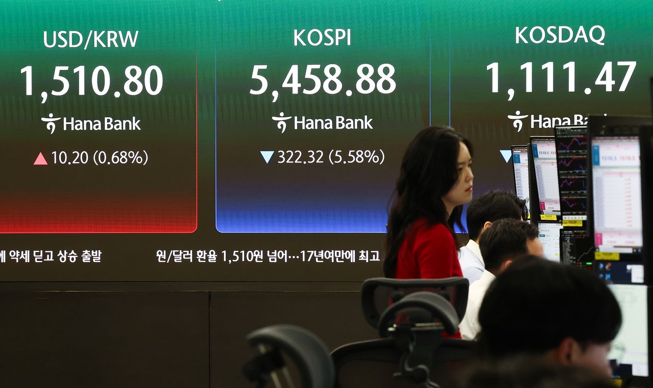 23일 오전 서울 중구 하나은행 딜링룸 전광판에 원·달러 환율이 1510.8원을 기록하고 있다. 원·달러이 1510원을 넘은 것은 지난 2009년 글로벌 금융위기 이후 17년 만이다. 뉴스1