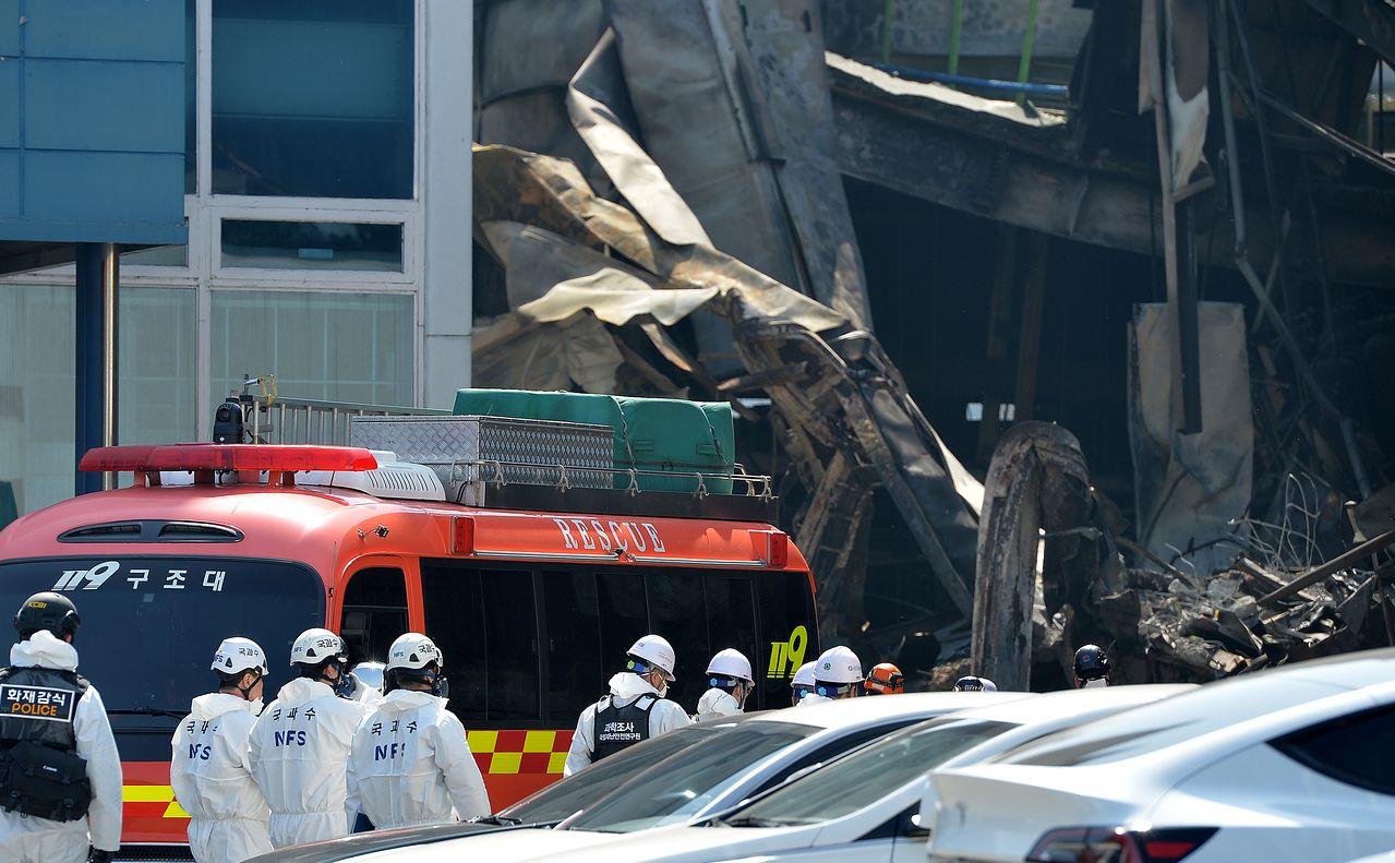 대형화재로 사망과 부상 등 70여명의 인명피해가 발생한 대전 안전공업 화재 현장에서 23일 경찰과 소방, 고용노동부, 국과수 요원 등이 합동으로 화재 감식을 실시하고 있다. 김성태 객원기자
