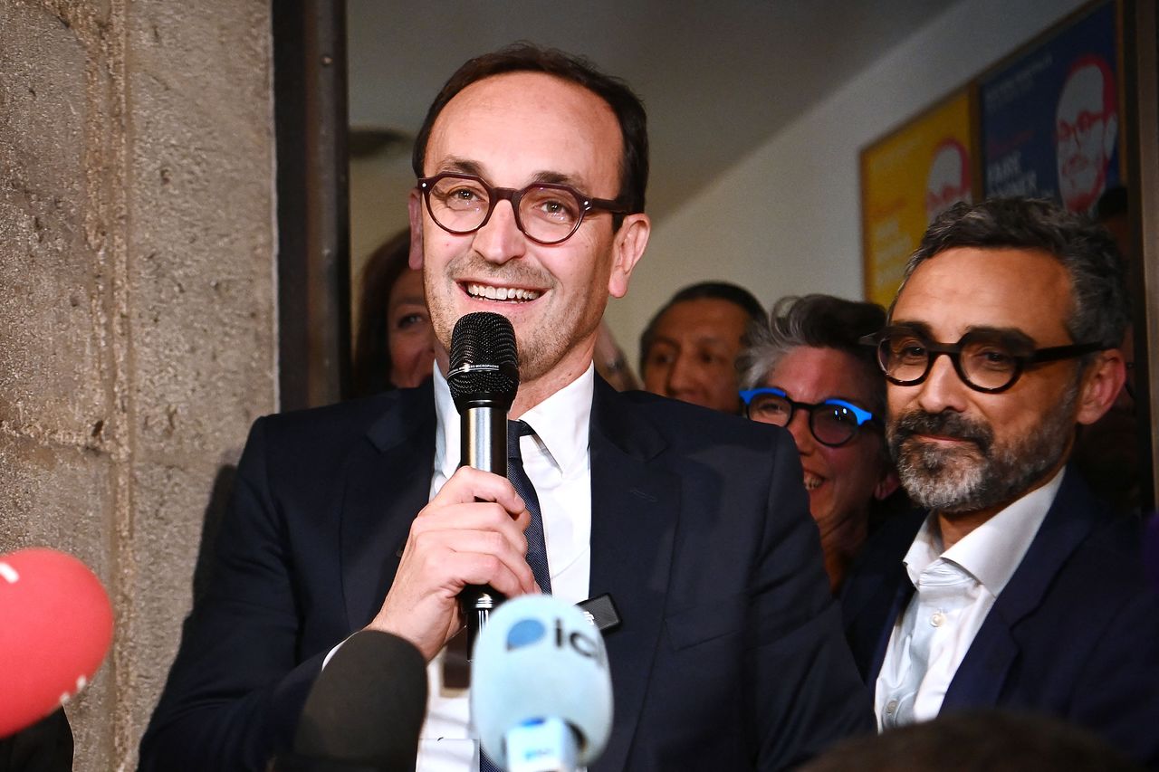 프랑스 남서부 보르도에서 3월 22일 치러진 프랑스 지방선거 결선 뒤, 르네상스·급진당(Parti Radical)·민주운동(Modem)·오리종(Horizons)·UDI 연합의 보르도 시장 후보 토마 카즈나브가 선거사무소를 나서며 언론에 발언하고 있다. 카즈나브는 보르도 시장에 당선됐다. APF=연합뉴스