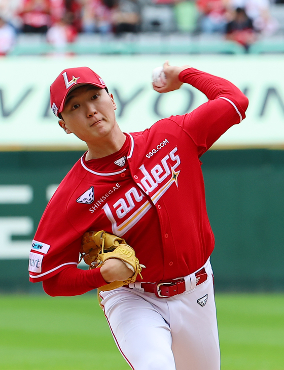 지난해 삼성과의 준플레이오프 2차전에서 포스트시즌 경기 개시 연속 탈삼진 신기록을 세운 김건우. 연합뉴스