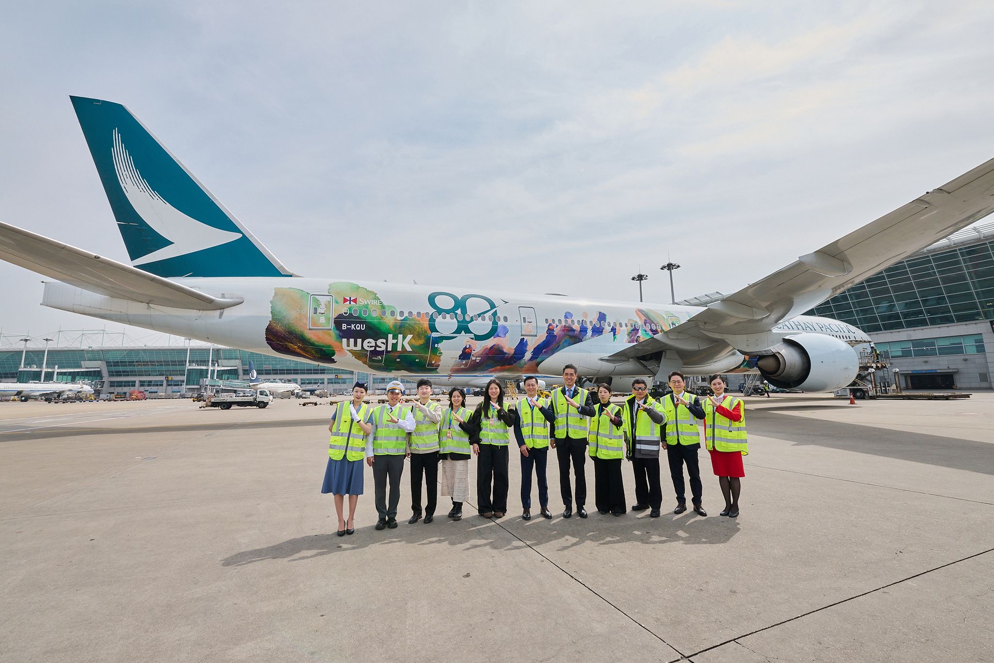 23일 오후 인천공항 1터미널 활주로에 착륙한 캐세이퍼시픽 항공 창립 80주년 특별 도장기 앞에서 양석호 캐세이 한국 대표(오른쪽 다섯째) 등 참석자들이 기념촬영을 하고 있다.