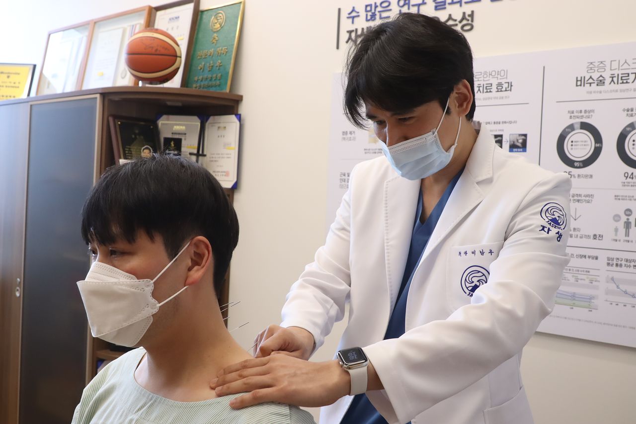 급성 경항통 환자에게 의료진이 동작침법을 실시하기 위해 침을 놓고 있다. 자생한방병원 제공