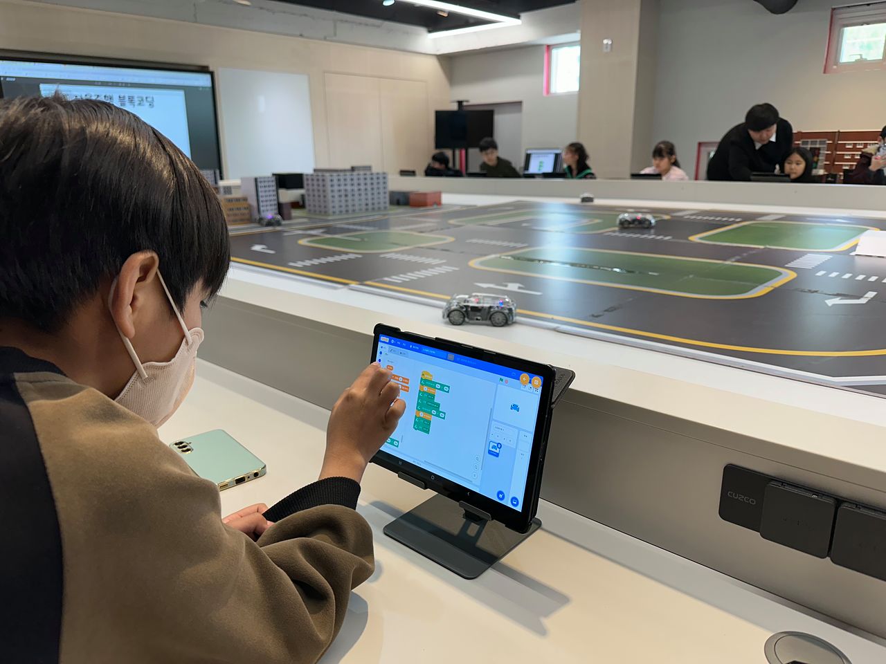 코딩 프로그램을 통해 자율주행차를 조작하고 있는 서울런 진로캠퍼스 참여 어린이. 문희철 기자