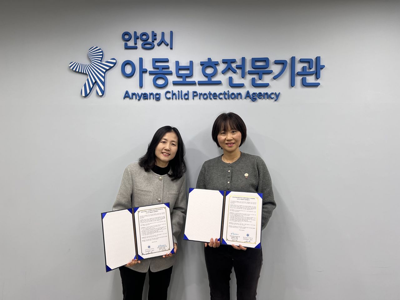 숙명여대 교육대학원 상담교육전공이 3월 20일(금) 안양시아동보호전문기관과 학대 피해 아동의 상담 및 치료 지원을 위한 업무협약(MOU)을 체결했다. (왼쪽부터) 최서윤 숙명여대 교육대학원 상담교육전공 교수, 박지연 안양시아동보호전문기관 관장.