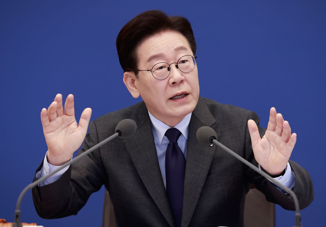 이재명 대통령이 24일 청와대에서 열린 국무회의에서 발언하고 있다. 뉴스1