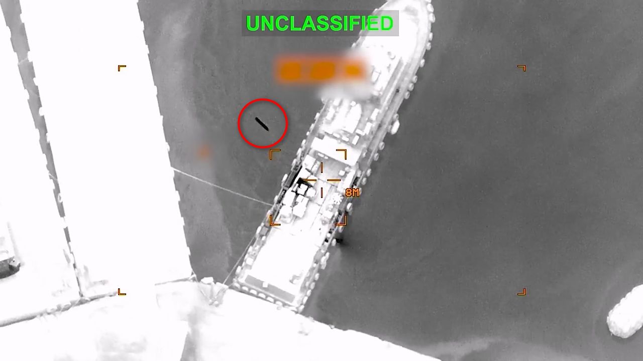 미국이 19일 타격한 이란의 해군 함정. 빨간 원이 미사일이다. 미국은 이 함정이 호르무즈해협의 국제 운항을 위협한다고 설명했다. X@CENTCOM 영상 캡처