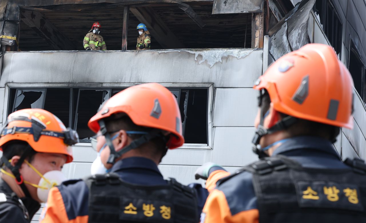 24일 오전 사상자 74명이 발생한 대전 안전공업 공장 화재의 원인을 밝히기 위해 안전보건공단과 노동당국, 소방이 현장 감식을 진행하고 있다. 2뉴스1