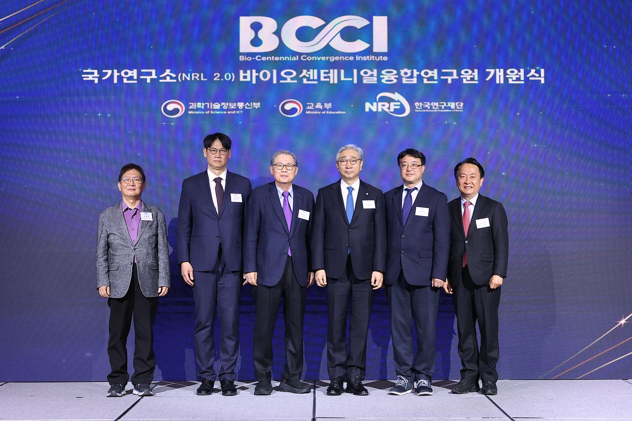 왼쪽부터 이혁모 한국연구재단 본부장, 송재환 연세대 생화학과 교수, 허동수 학교법인 연세대학교 이사장, 윤동섭 연세대 총장, 김성수 과기정통부 연구개발실장, 이성헌 서대문구청장.