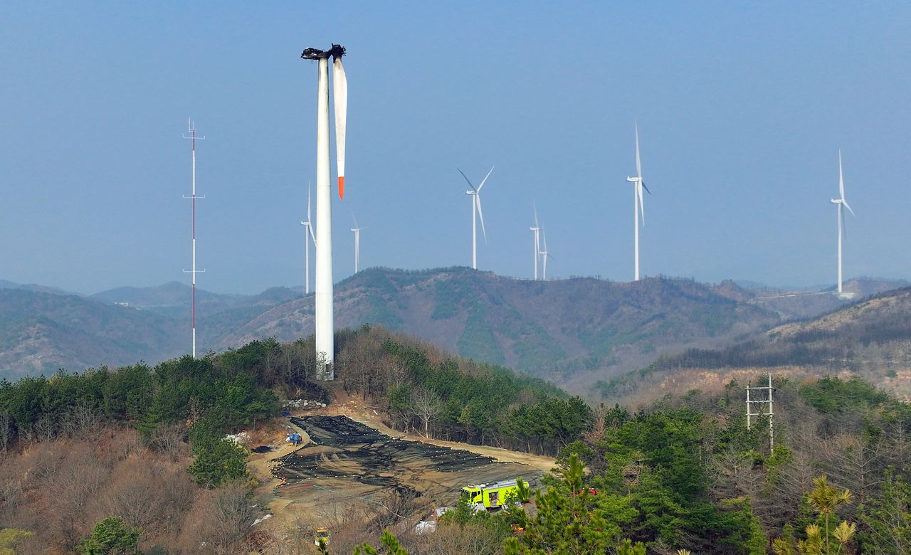 24일 오전 경북 영덕군 영덕읍 창포리 풍력발전단지 내 한 풍력발전기가 전날 화재로 검게 타버린 가운데 해당 발전기 너머로 멈춰 선 풍력발전기들이 보인다. 연합뉴스