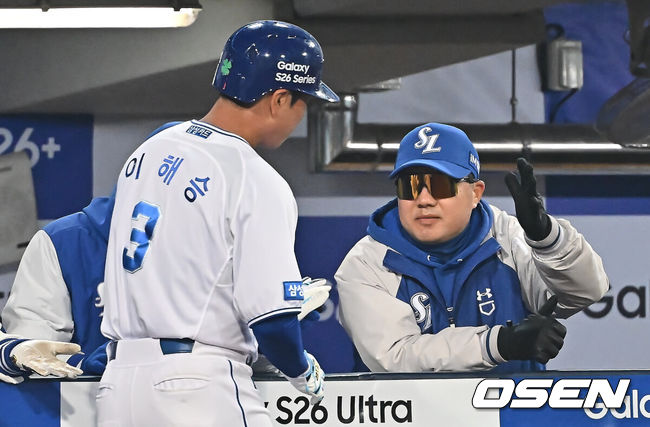 [OSEN=대구, 이석우 기자] 23일 대구삼성라이온즈파크에서 2026 신한 SOL KBO 리그 시범경기 삼성 라이온즈와 KIA 타이거즈의 경기가 열렸다. 홈팀 삼성은 양창섭이, 방문팀 KIA는 양현종이 선발 출전했다. 삼성 라이온즈 이해승이 8회말 1사 1,2루 좌월 3점 홈런을 치고 박진만 감독의 축하를 받고 있다. 2026.03.23 / foto0307@osen.co.kr