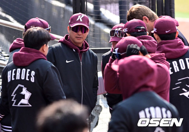 [OSEN=수원, 지형준 기자] 20일 경기도 수원 KT위즈파크에서 ‘2026 신한 SOL KBO리그’ 시범경기 KT 위즈와 키움 히어로즈의 경기가 열렸다.KT는 10위(1승 2무 4패), 키움는 공동 8위(2승 1무 4패)를 기록중이다. 경기에 앞서 키움 설종진 감독이 선수단과 이야기를 나누고 있다. 2026.03.20/ jpnews@osen.co.kr
