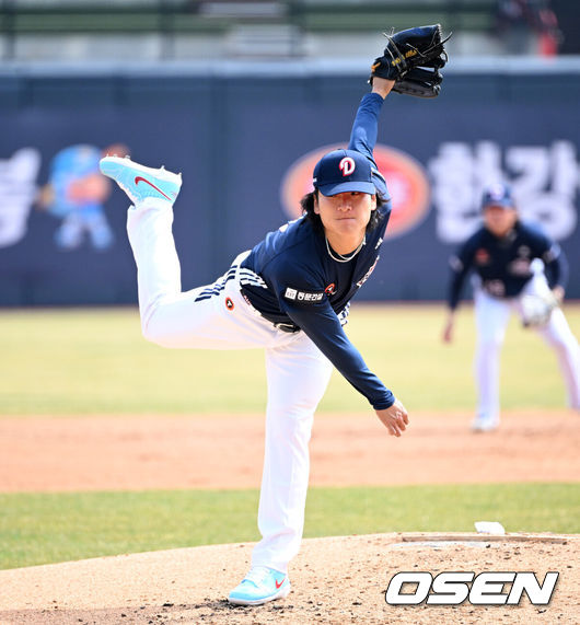 [OSEN=수원, 이대선 기자] 23일 경기도 수원 KT위즈파크에서 ‘2026 신한 SOL KBO리그’ 시범경기 KT 위즈와 두산 베어스의 경기가 열렸다.시범경기는오는 24일까지 각 팀당 12경기씩 총 60경기가 펼쳐진다.1회말 무사에서 두산 선발투수 곽빈이 역투하고 있다. 2026.03.23 / sunday@osen.co.kr
