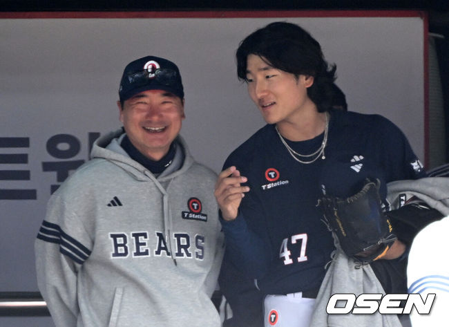 [OSEN=수원, 이대선 기자] 23일 경기도 수원 KT위즈파크에서 ‘2026 신한 SOL KBO리그’ 시범경기 KT 위즈와 두산 베어스의 경기가 열렸다.시범경기는오는 24일까지 각 팀당 12경기씩 총 60경기가 펼쳐진다.마운드를 내려간 두산 곽빈이 정재훈 코치와 이야기를 나누고 있다. 2026.03.23 / sunday@osen.co.kr