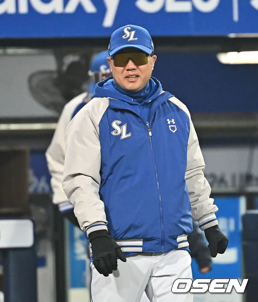 [OSEN=대구, 이석우 기자] 23일 대구삼성라이온즈파크에서 2026 신한 SOL KBO 리그 시범경기 삼성 라이온즈와 KIA 타이거즈의 경기가 열렸다. 홈팀 삼성은 양창섭이, 방문팀 KIA는 양현종이 선발 출전했다. 삼성 라이온즈 박진만 감독이 7-1로 승리한 후 미소짓고 있다. 2026.03.23 / foto0307@osen.co.kr