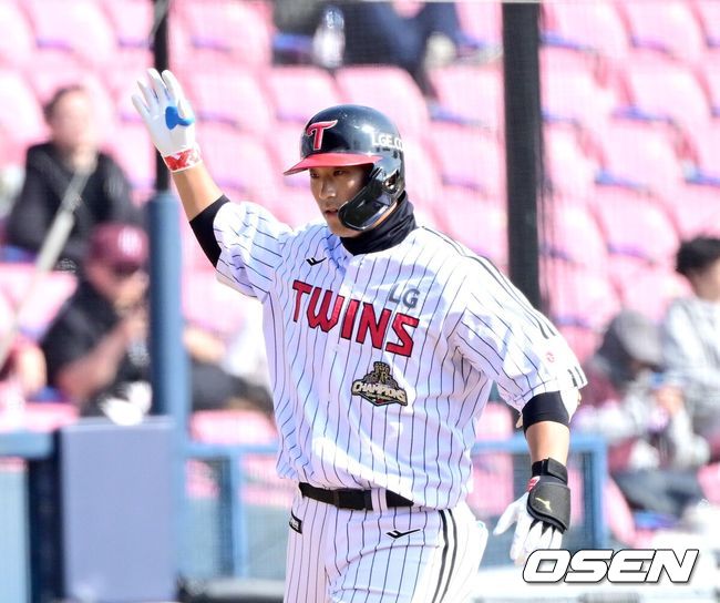 [OSEN=잠실, 최규한 기자] 23일 서울 잠실야구장에서 ‘2026 신한 SOL KBO리그’ LG 트윈스와 키움 히어로즈의 시범경기가 열렸다.홈팀 LG는 라클란 웰스, 방문팀 키움은 하영민을 선발로 내세웠다.7회말 2사 만루 상황 LG 송찬의가 추격의 좌월 만루포를 날리고 그라운드를 돌며 기뻐하고 있다. 2026.03.23 / dreamer@osen.co.kr