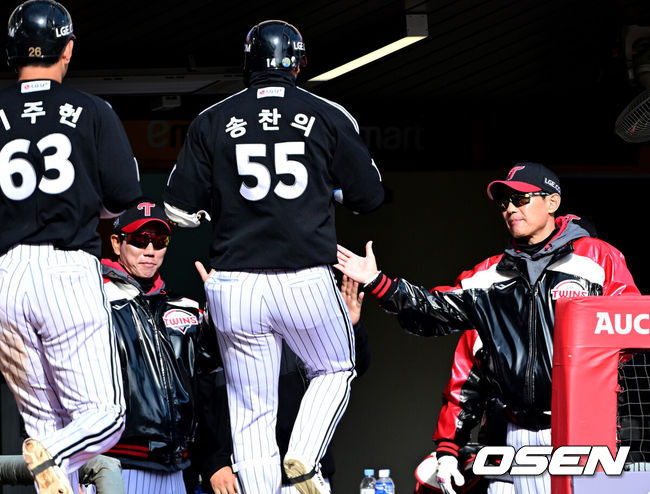 [OSEN=인천, 최규한 기자] 19일 인천 SSG랜더스필드에서 ‘2026 신한 SOL KBO리그’ 시범경기 SSG 랜더스와 LG 트윈스 경기가 열렸다.홈팀 SSG는 타케다 쇼타, 방문팀 LG는 송승기를 선발로 내세웠다.9회초 무사 1루 상황 LG 송찬의가 달아나는 중월 투런포를 날리고 홈을 밟은 뒤 염경엽 감독과 인사를 나누고 있다. 2026.03.19 / dreamer@osen.co.kr