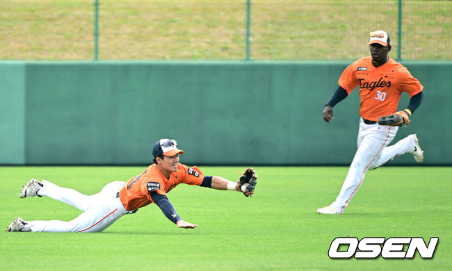 [OSEN=오키나와(일본), 최규한 기자] 프로야구 한화 이글스가 22일 일본 오키나와 이토만 니시자키 야구장에서 일본 프로야구 지바롯데와 연습경기를 가진다. 4회말 2사 때 한화 중견수 오재원이 타구를 잡기 위해 몸을 날리고 있다. 2026.02.22 / dreamer@osen.co.kr