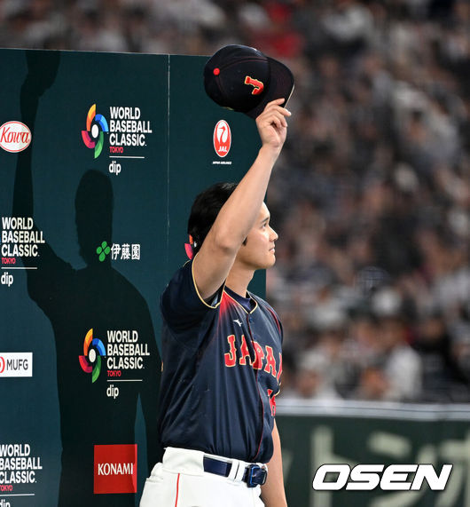 [OSEN=도쿄(일본), 손용호 기자] 월드베이스볼클래식(WBC) 2연패를 향한 일본의 첫 여정이 파괴적이었다. 대만을 5회 콜드게임으로 몰아붙이면서 완벽한 승리를 거뒀다.일본은 6일 일본 도쿄돔에서 열린 ‘2026 월드베이스볼클래식(WBC)’ 1라운드 C조 대만과의 첫 경기에서 13-0, 7회 콜드게임 승리를 거두며 완벽한 출발을 알렸다. 일본은 대회 첫 승을 거뒀고 대만은 2패로 탈락 위기에 몰렸다.경기 종료 후 인터뷰를 마친 일본 오타니 쇼헤이가 모자를 벗어 인사하고 있다. 2026.03.06/spjj@osen.co.kr
