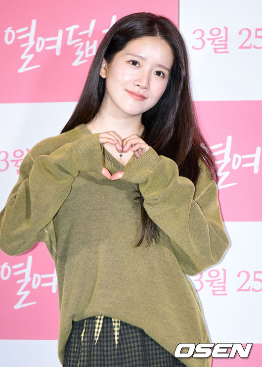 [OSEN=조은정 기자]영화 '열여덟 청춘' 언론배급 시사 및 기자 간담회가 16일 서울 용산구 CGV용산아이파크몰에서 열렸다.배우 전소민, 김도연, 추소정이 출연하는 ‘열여덟 청춘(감독 어일선)’은 남다른 교육관을 가진 쿨한 교사 ‘희주’와 그런 담임이 귀찮기만 한 18세 고등학생 ‘순정’이 만나 자신의 존재감을 찾아가는 빛나는 청춘의 기록을 담은 작품이다.배우 추소정이 포즈를 취하고 있다.  2026.03.16 /cej@osen.co.kr