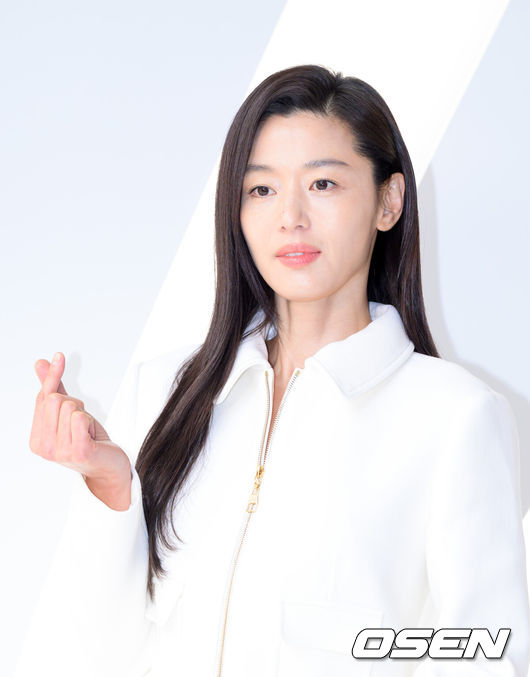 [OSEN=이대선 기자] 27일 오전 서울 종로구 푸투라 서울에서 울쎄라피 프라임 신규 광고 캠페인 공개 행사가 열렸다.이날 행사에는 배우 전지현이 참석해 자리를 빛냈다.전지현이 포토타임을 가지고 있다. 2026.02.26 /sunday@osen.co.kr