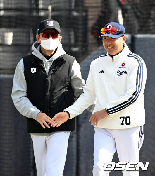 [OSEN=수원, 이대선 기자] 23일 경기도 수원 KT위즈파크에서 ‘2026 신한 SOL KBO리그’ 시범경기 KT 위즈와 두산 베어스의 경기가 열렸다.시범경기는오는 24일까지 각 팀당 12경기씩 총 60경기가 펼쳐진다.경기에 앞서 이강철, 김원형 감독이 이야기를 나누고 있다. 2026.03.23 / sunday@osen.co.kr