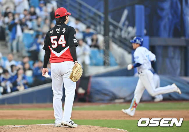 [OSEN=대구, 이석우 기자] 23일 대구삼성라이온즈파크에서 2026 신한 SOL KBO 리그 시범경기 삼성 라이온즈와 KIA 타이거즈의 경기가 열렸다. 홈팀 삼성은 양창섭이, 방문팀 KIA는 양현종이 선발 출전했다. KIA 타이거즈 양현종이 2회말 1사 삼성 라이온즈 김영웅에게 우월 솔로 홈런을 맞고 아쉬워하고 있다. 2026.03.23 / foto0307@osen.co.kr