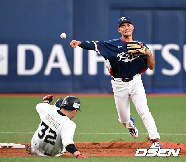 [OSEN=오사카(일본), 손용호 기자] 3일 일본 오사카 교세라돔에서 월드베이스볼클래식(WBC) 공식 연습 경기 한국 야구 대표팀과 오릭스 버팔로스의 경기가 열렸다.우리 대표팀은 연습 경기 2차전을 치른 뒤 5일 일본 도쿄돔에서 체코와 WBC 조별리그 1차전에서 격돌한다.6회말 1사 1루에서 한국 김주원이 오릭스 후쿠나가 쇼를 병살타로 처리하고 있다. 2026.03.03 /spjj@osen.co.kr