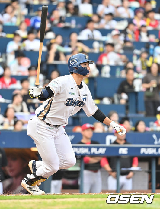 [OSEN=창원, 이석우 기자] 6일 창원NC파크에서 2025 신한 SOL 뱅크 KBO 리그 NC 다이노스와 KIA 타이거즈의 경기가 열렸다. 홈팀 NC는 라일리가, 방문팀 KIA는 올러가 선발 출전했다. NC 다이노스 김주원이 2회말 1사 1,2루 우익수 앞 1타점 안타를 치고 있다. 2025.09.06 / foto0307@osen.co.kr